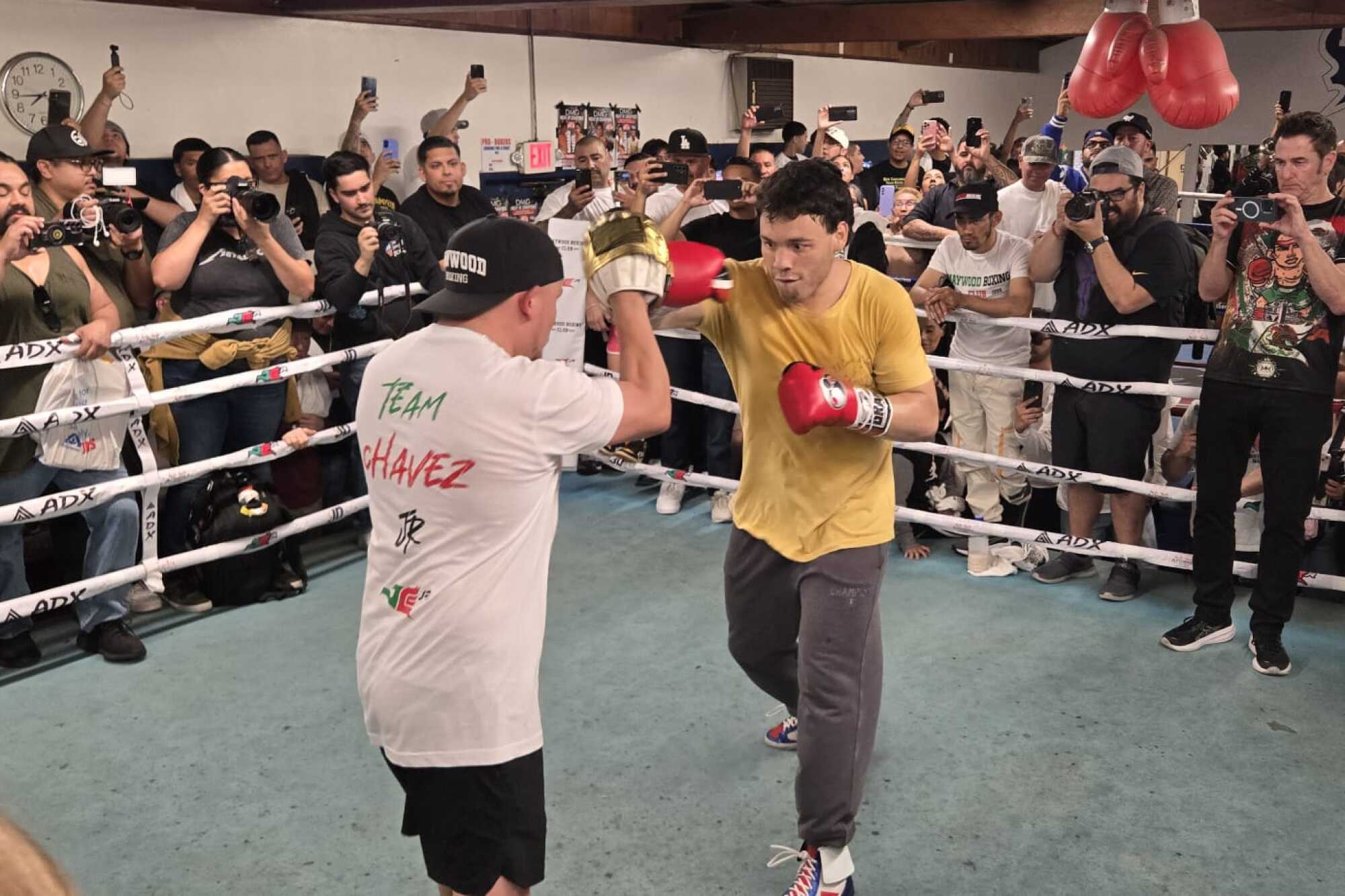Julio César Chávez Jr. entrena en Maywood, California, desafiando el miedo por las redadas de ICE.