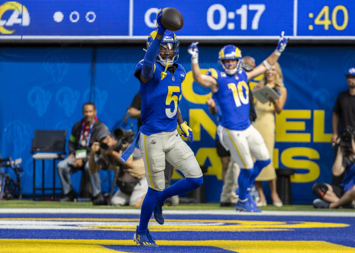 Rams'lı Tutu Atwell (5), takım arkadaşı Cooper Kupp ile birlikte Steelers'a karşı attığı golü kutluyor.