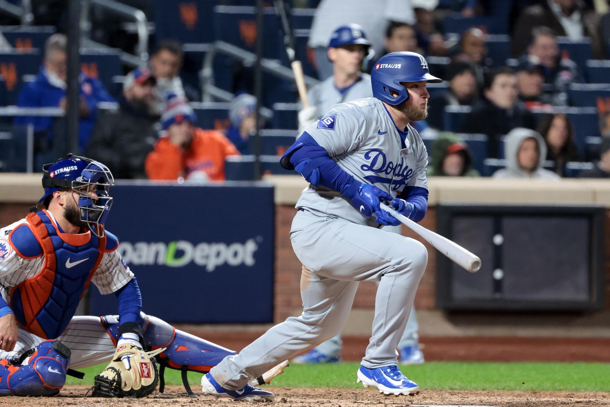 Max Muncy hit a single in the seventh inning against the Mets in Game 4 of the NLCS.