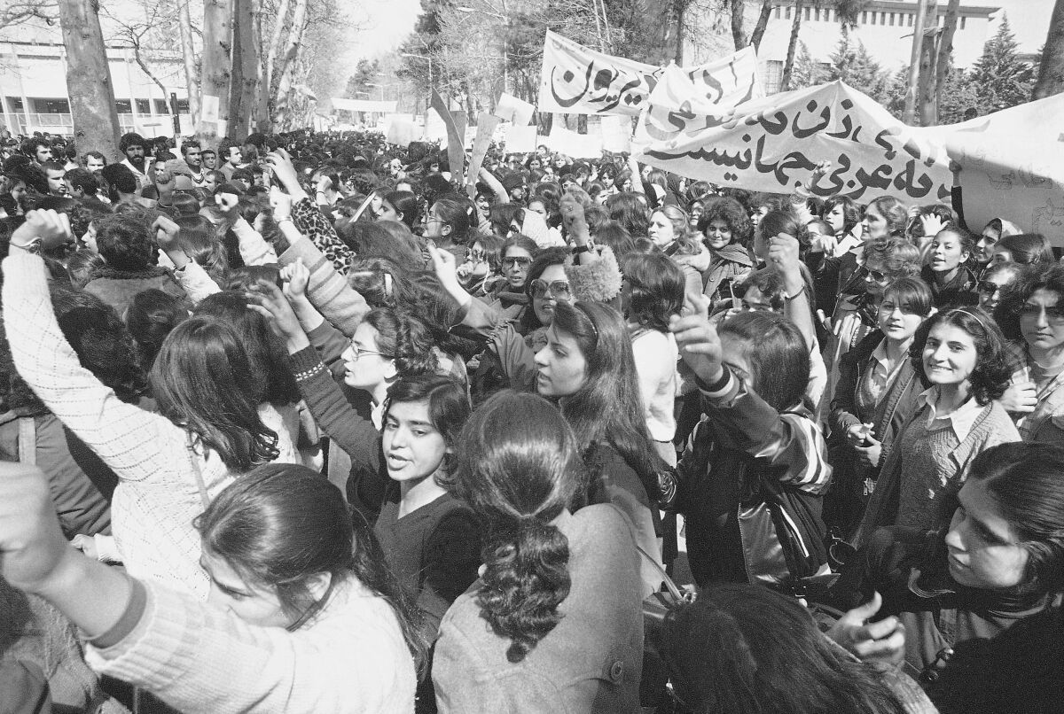 ARCHIVO - Mujeres iraníes se manifiestan para pedir igualdad de derechos 