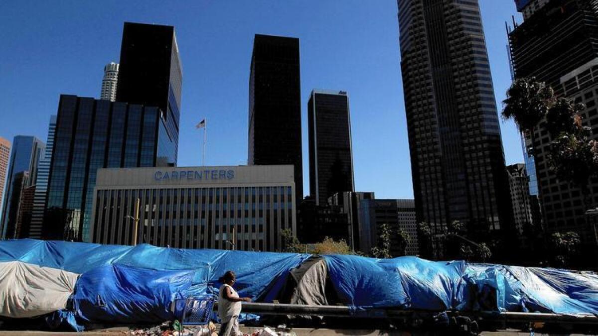 Aquí se muestra un campamento de desamparados en el centro de Los Angeles. Los supervisores del condado aprobaron $100 millones para construir vivienda asequible.