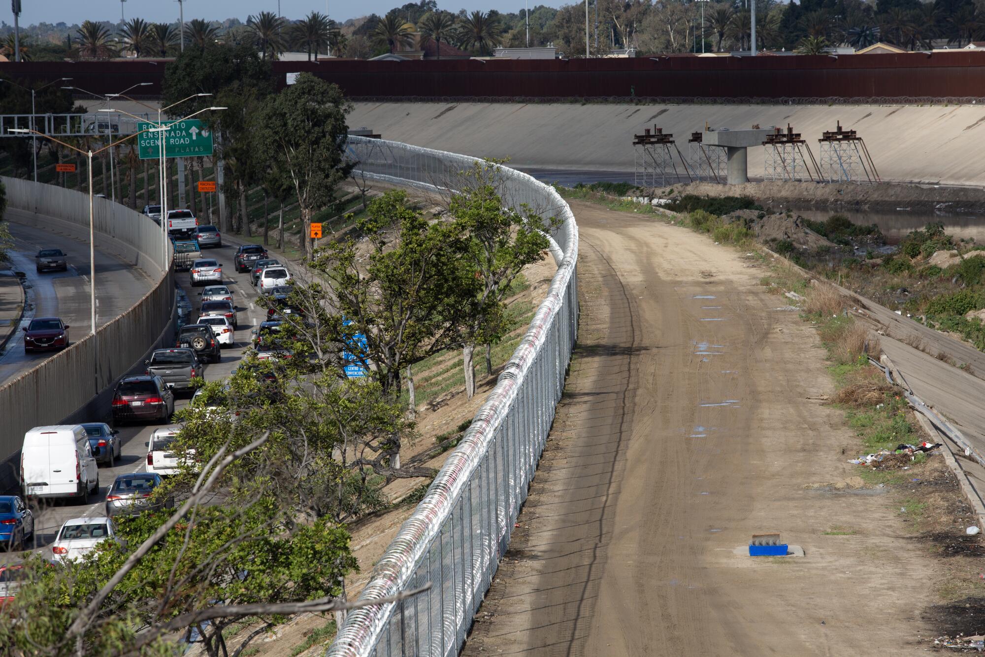 Funcionarios mexicanos instalaron recientemente una valla ciclónica a lo largo del río Tijuana 
