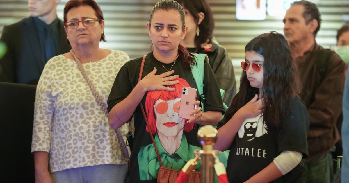 Fãs de Rita Lee e sua família se reúnem para se despedir da ‘Rainha do Rock’ brasileira