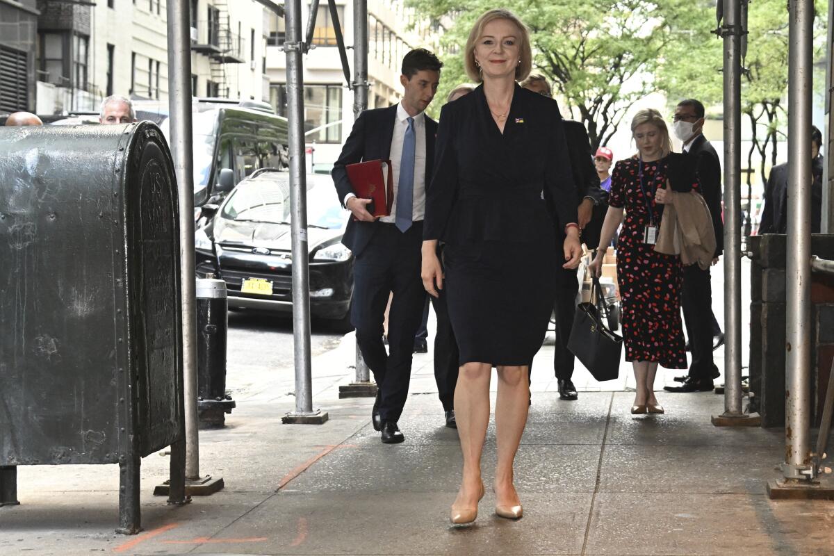 La primera ministra británica, Liz Truss, llega para reunirse con el primer ministro de Japón, Fumio Kishida, para una comida de trabajo bilateral en Nueva York, el 20 de septiembre de 2022. (Toby Melville/Pool Foto via AP)