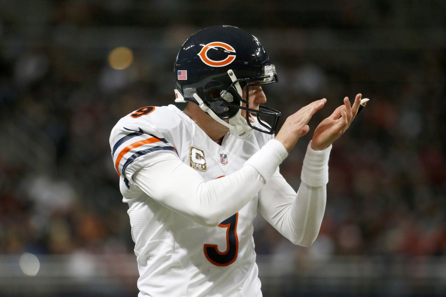 Robbie Gould applauds the kick-off team for good coverage in the fourth quarter against the Rams.
