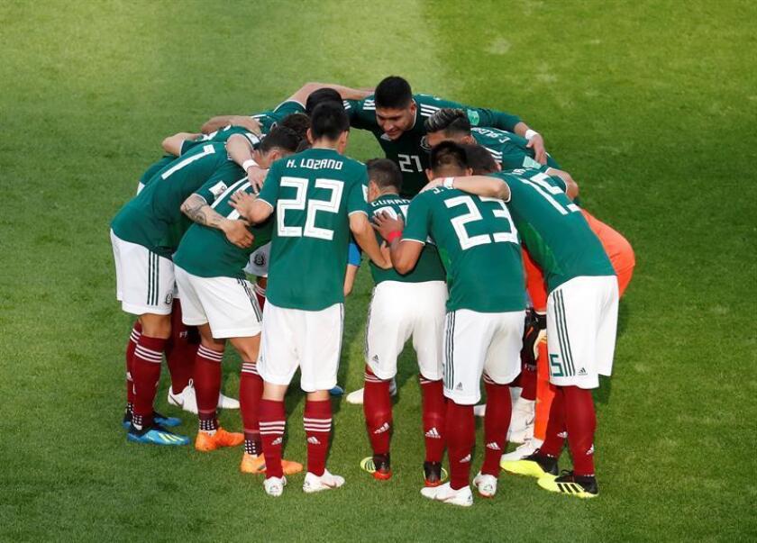Players of Mexico huddle before the FIFA World Cup 2018 group F preliminary round soccer match between Mexico and Sweden in Ekaterinburg, Russia, 27 June 2018. EFE/EPA/EDITORIAL USE ONLY