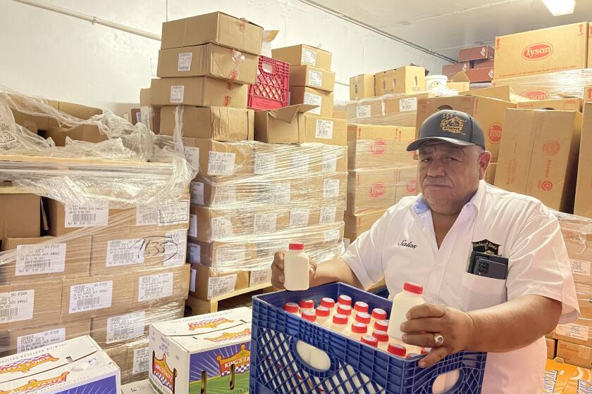 Desde el 2010, José Salas distribuye alimentos gratis a familias necesitadas en el sur de Los Ángeles.