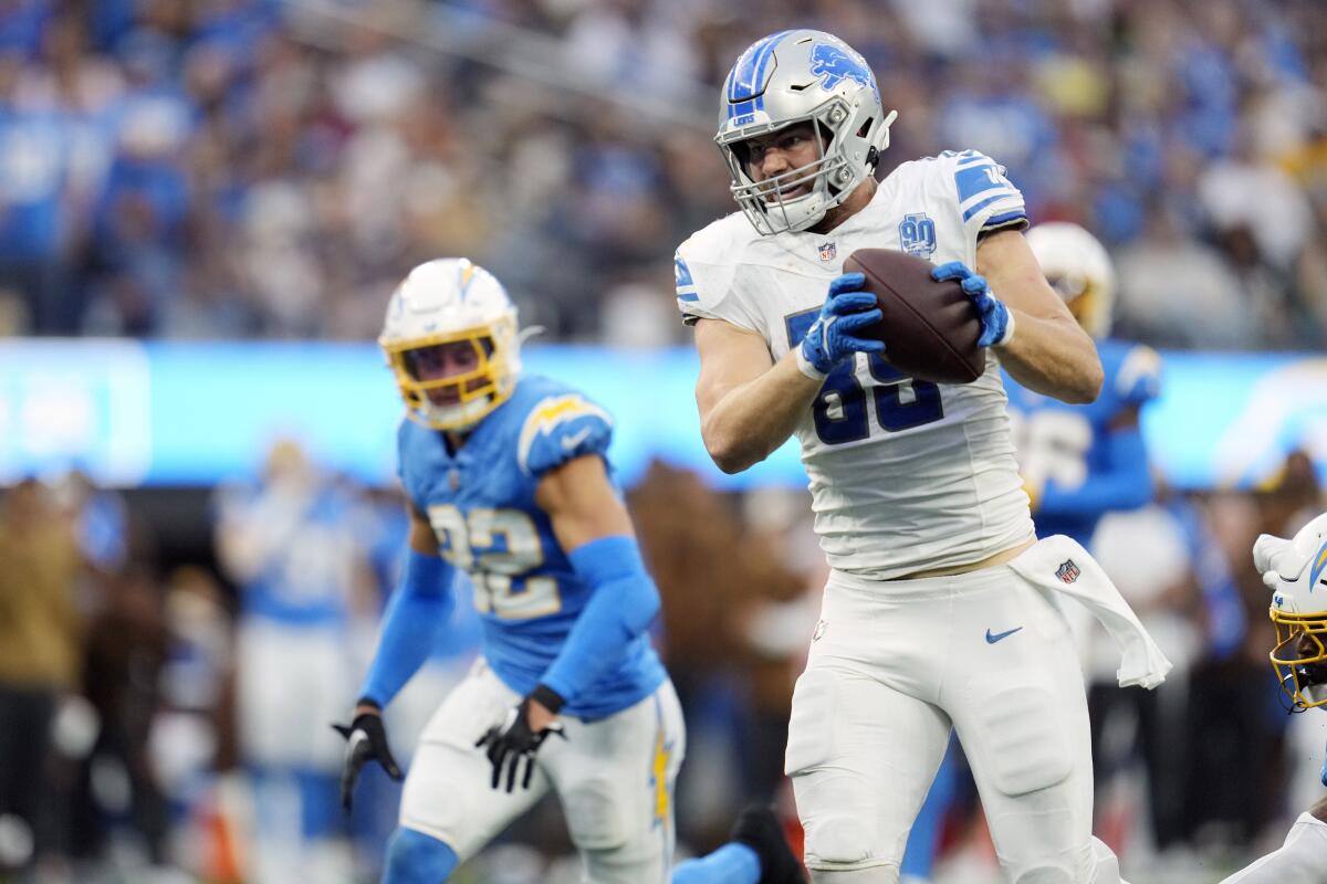  Lions tight end Brock Wright (89) makes a touchdown catch against the Chargers.