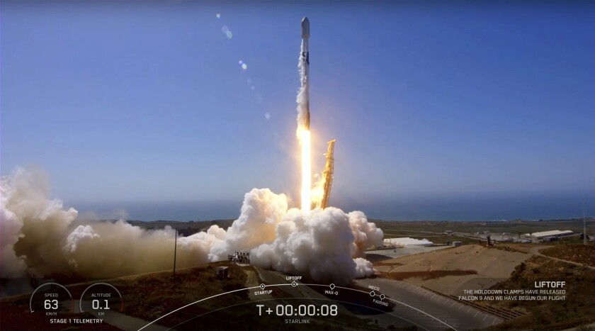 En esta imagen, tomada de un video proporcionado por SpaceX, la misión del Falcon 9 que pondrá 53 satélites Starlink en órbita, despega del complejo de lanzamiento espacial 4 East (SLC-4E), en la base Vandenberg de la Fuerza Aérea, en California, el 13 de mayo de 2022. (SpaceX vía AP)
