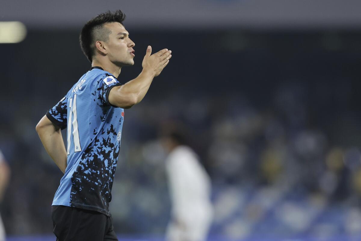 Hirving Lozano celebra tras anotar el segundo gol del Napoli en la victoria 3-2 contra Bologna
