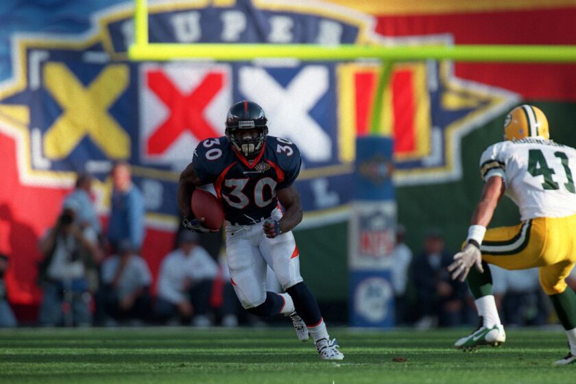 Broncos' Terrell Davis (#30) in Super Bowl XXXII in San Diego