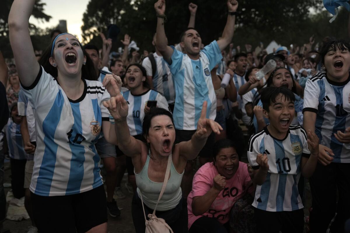 Fanáticos de la selección de Argentina celebran que su equipo haya superado a Holanda 4-3 