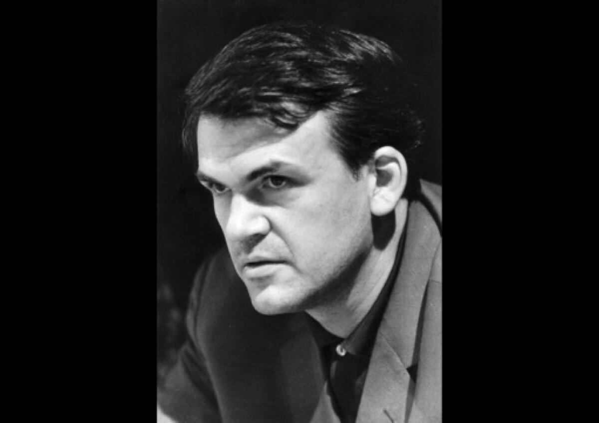 ARCHIVO - El autor checo Milan Kundera se ve en Praga, República Checa, el 27 de junio de 1967. 