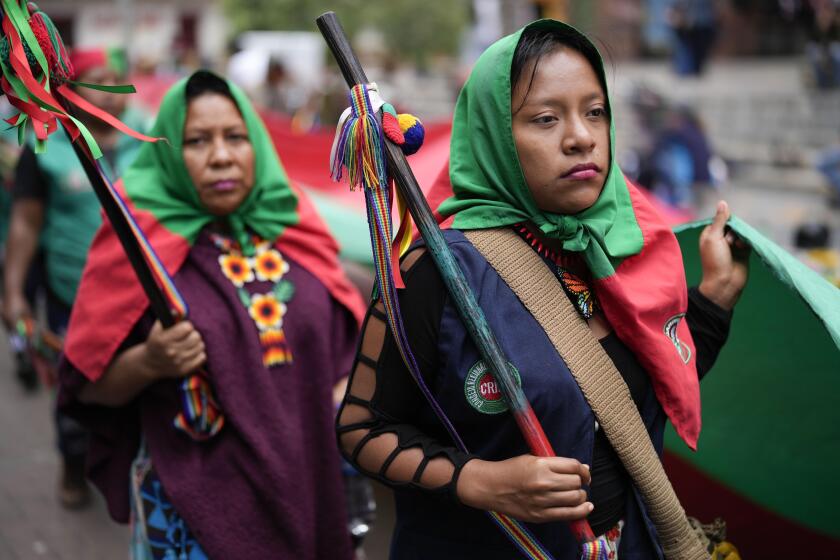 Indígenas marchan para protestar por la violencia y el tráfico de drogas que afecta sus comunidades, en Bogotá, Colombia, el martes 27 de agosto de 2024. (AP Foto/Fernando Vergara)