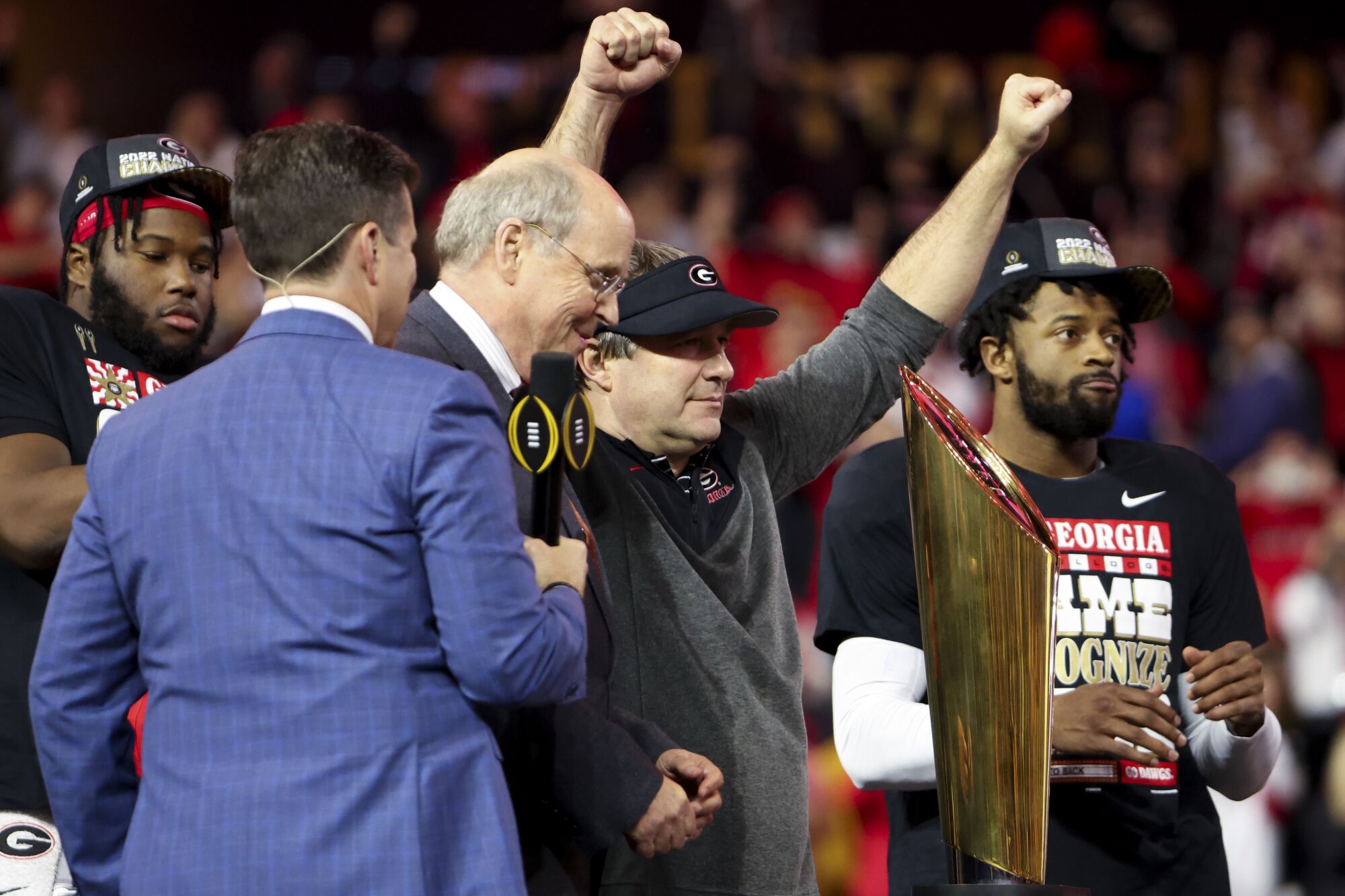 L'entraîneur géorgien Kirby Smart célèbre après avoir battu TCU pour le titre national de football universitaire lundi au stade SoFi.