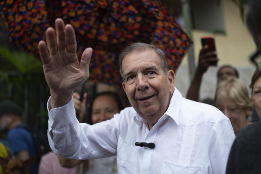 ARCHIVO - El candidato presidencial opositor Edmundo González saluda a sus simpatizantes durante un evento político en una plaza, el 19 de junio de 2024, en el municipio de El Hatillo, Caracas, Venezuela. (AP Foto/Ariana Cubillos, archivo)