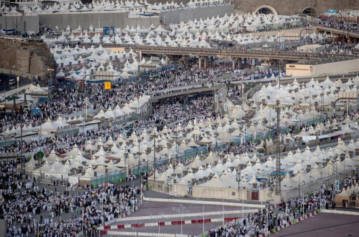 Cientos de miles de fieles musulmanes llegan a una ceremonia en la que se lanzan piedras a una representación del demonio durante el peregrinaje musulmán a La Meca (Arabia Saudí). EFE/ Sedat Suna/Archivo