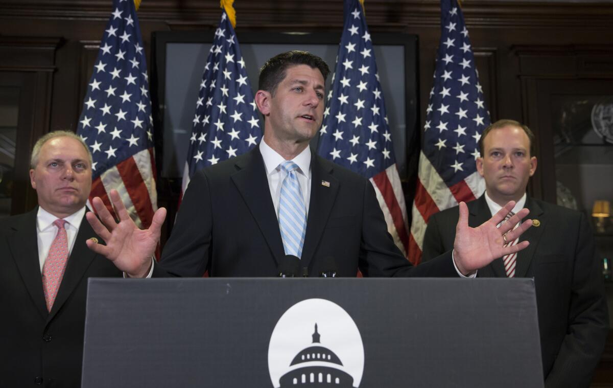 El presidente de la cámara baja, Paul Ryan, flanqueado por sus correligionarios republicanos Steve Scalise, izquierda, y Lee Zeldin, habla a la prensa en el Capitolio en Washington, sobre la recomendación del FBI de que no se juzgue a Hillary Clinton por el manejo de sus correos electrónicos cuando era secretaria de Estado. (AP Foto/J. Scott Applewhite)