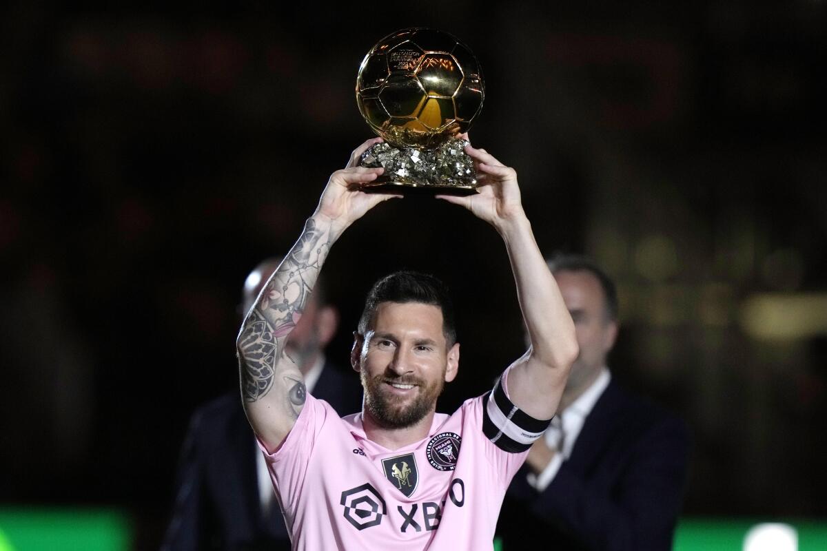 El delantero argentino Lionel Messi alza el Balón de Oro