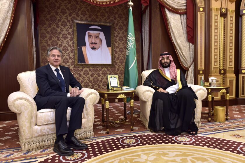El príncipe heredero de Arabia Saudí, Mohammed bin Salman (izquierda), se reúne con el secretario de Estado de Estados Unidos, Antony Blinken, en Yeda, Arabia Saudí, el 7 de junio de 2023. (Amer Hilabi/Pool Foto vía AP)