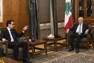 El canciller francés Stephane Sejourne (i) con el titular del parlamento libanés Nabih Berri en Beirut, el 28 de abril de 2024. (Foto AP/Hassan Ammar)