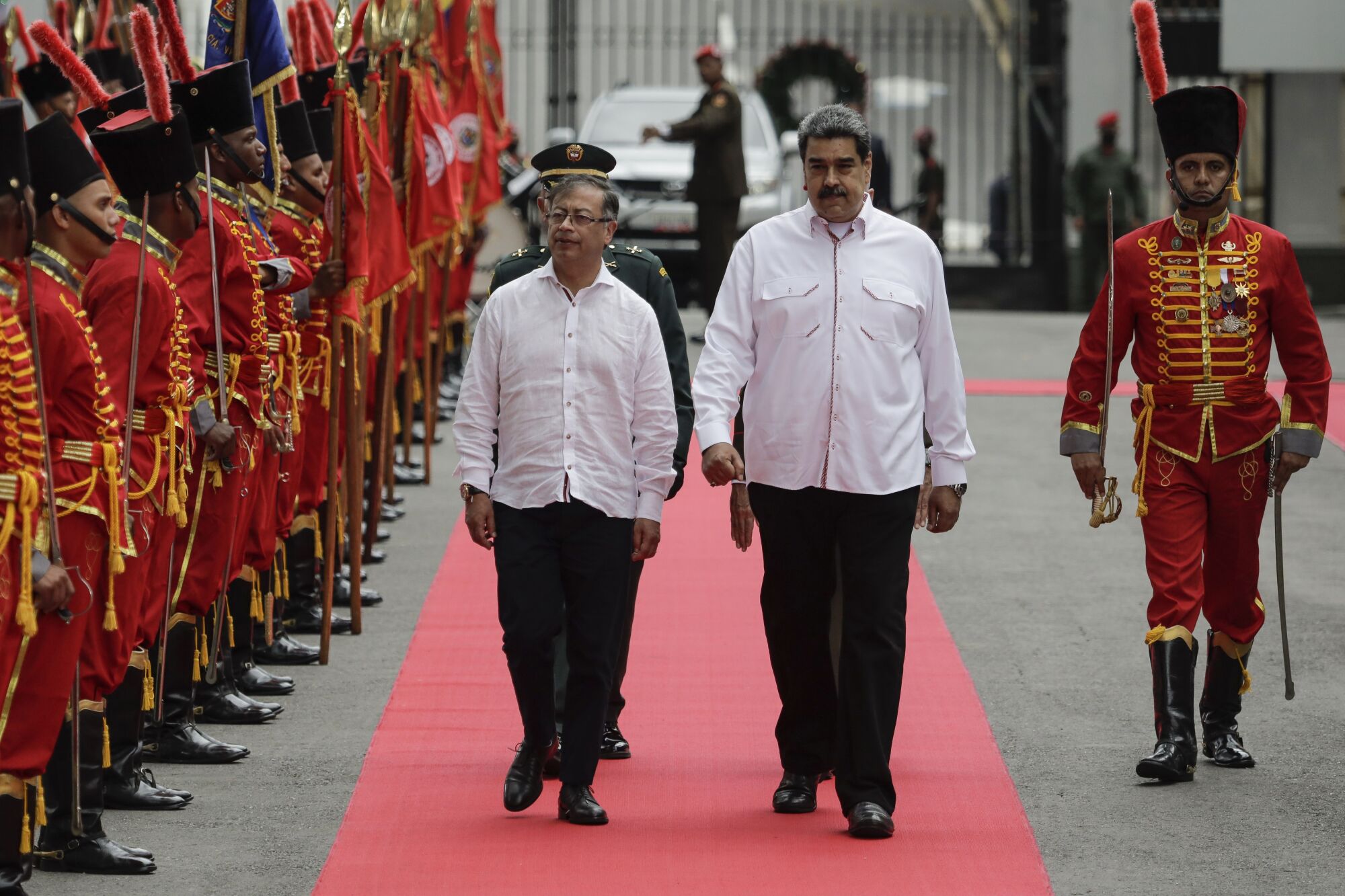 Kolombiya Devlet Başkanı Gustavo Petro (solda) ve Venezuela Devlet Başkanı Nicolás Maduro onur kıtasını gözden geçiriyor 