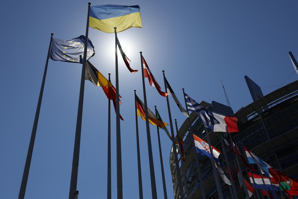 La bandera ucraniana junto con otras banderas en el Parlamento Europeo en Estrasburgo, Francia 