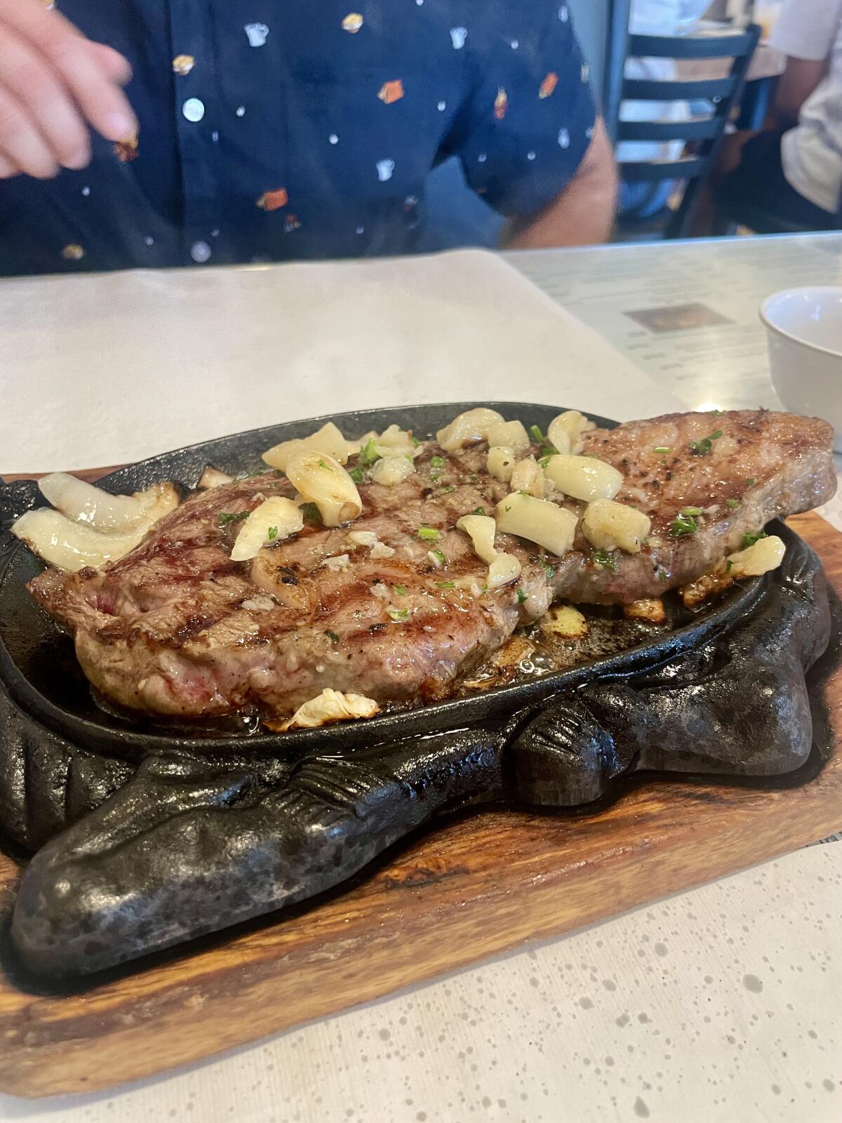 A delicious rib eye steak from Khởi Hưng restaurant