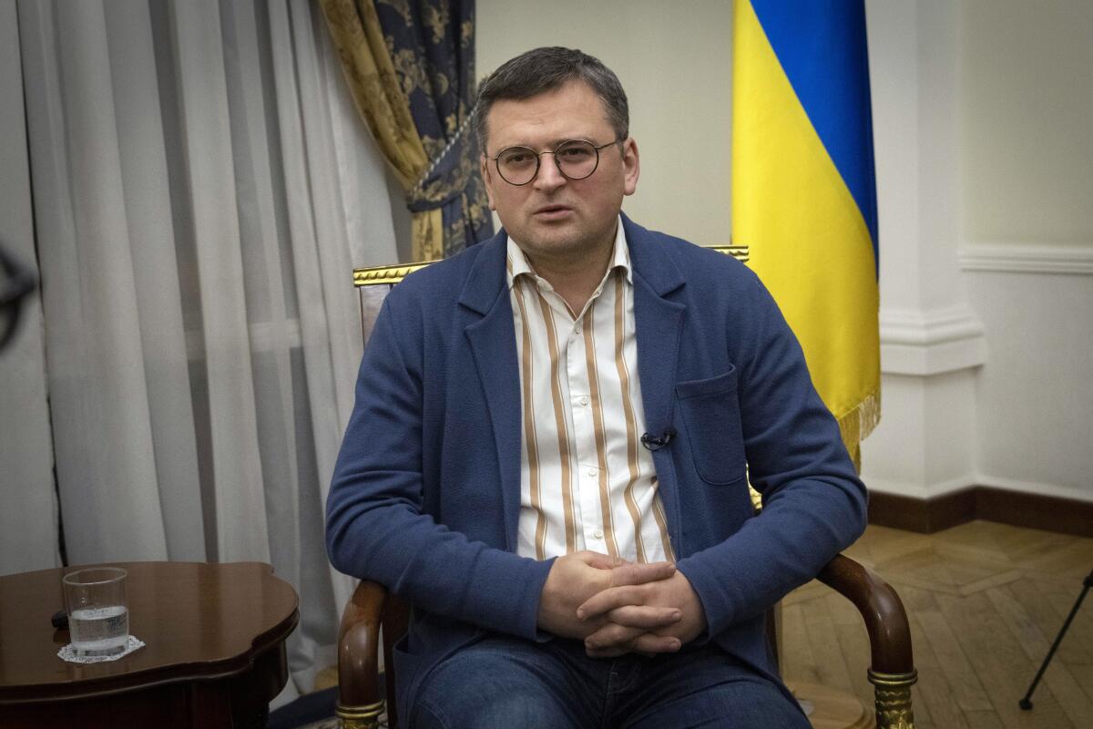 El ministro de exteriores de Ucrania Dmytro Kuleba en la entrevista con The Associated Press en Kiev, 