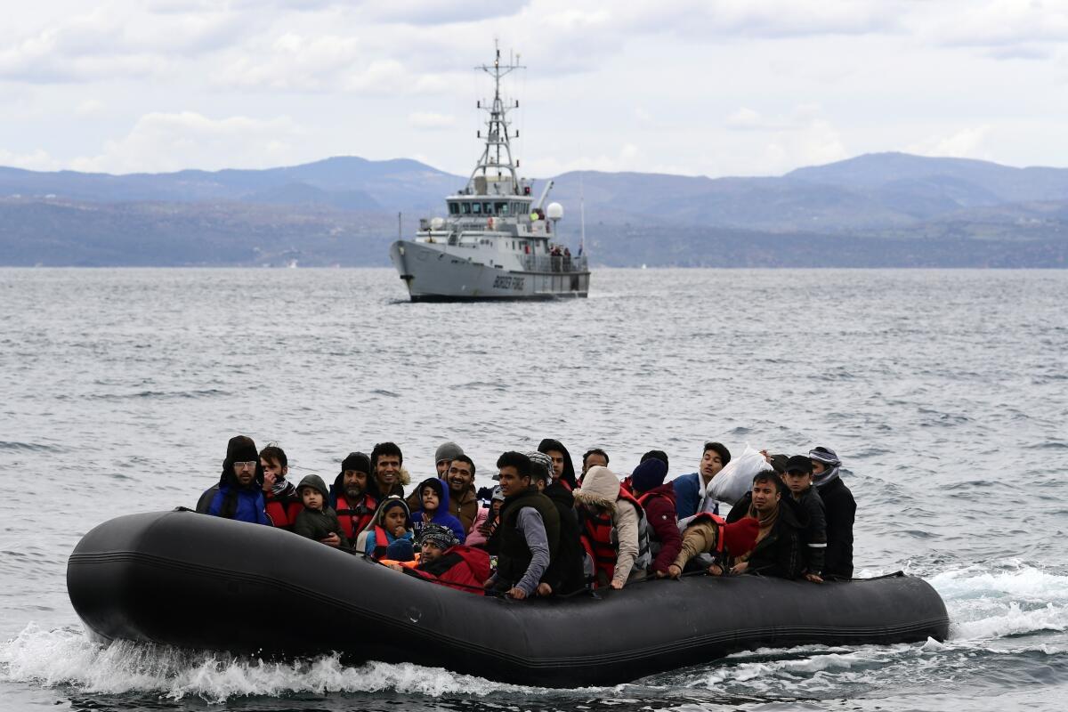 ARCHIVO - Migrantes arriban en una lancha neumática escoltada por una nave de Frontex 