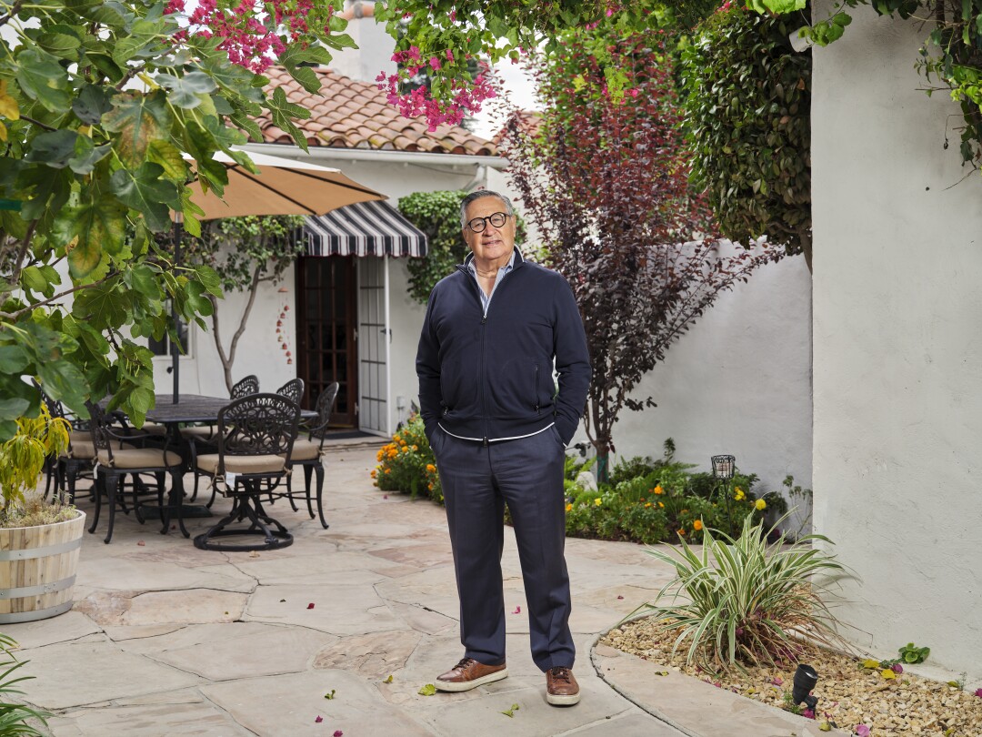 Jaime Garen está parado afuera de su casa.