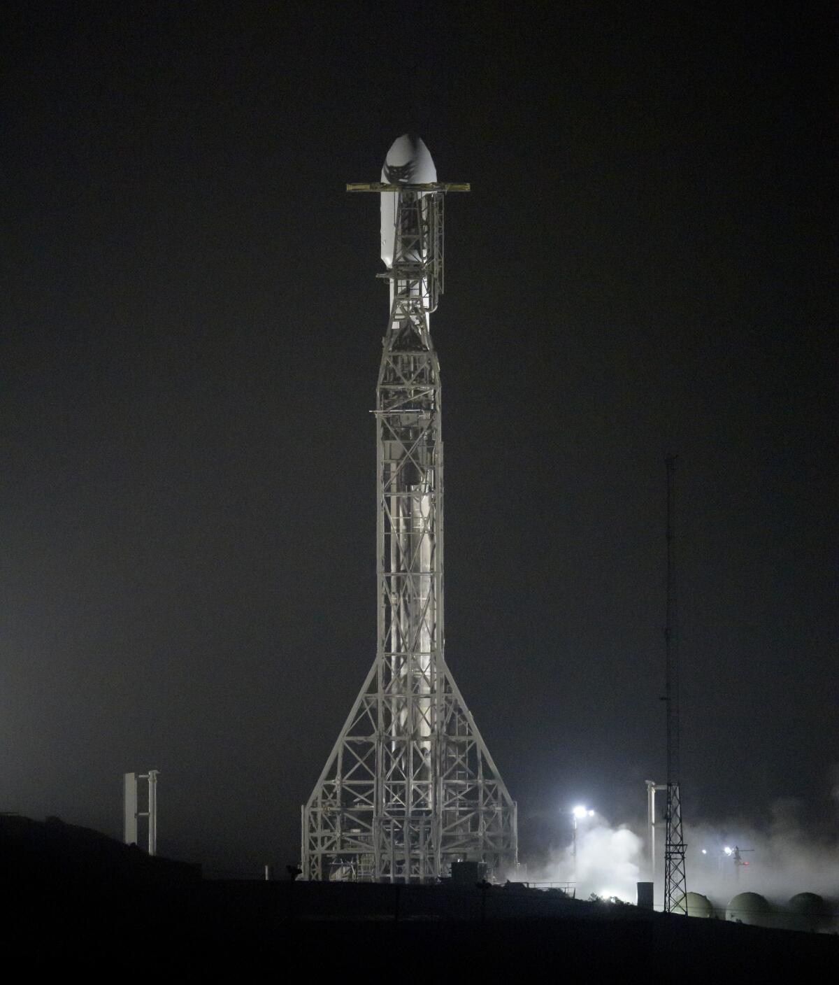 Un cohete Falcon 9 de SpaceX con la nave DART, acrónimo en inglés de Doble Prueba de Redirección de Asteroide