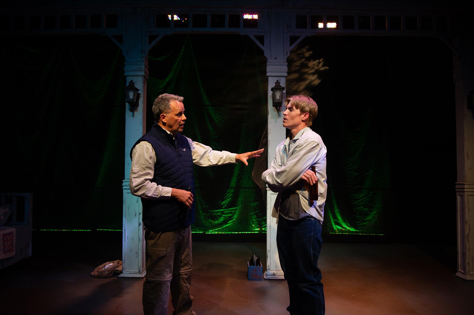 Steven Culp, à esquerda, e Joey Stromberg em "Por falta de um cavalo" na Companhia de Teatro Eco.