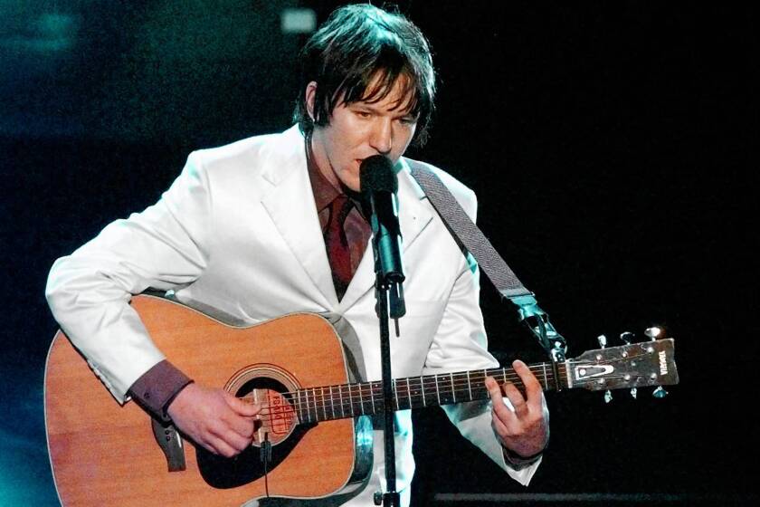 Singer-songwriter Elliott Smith performs at the Academy Awards in 1998.