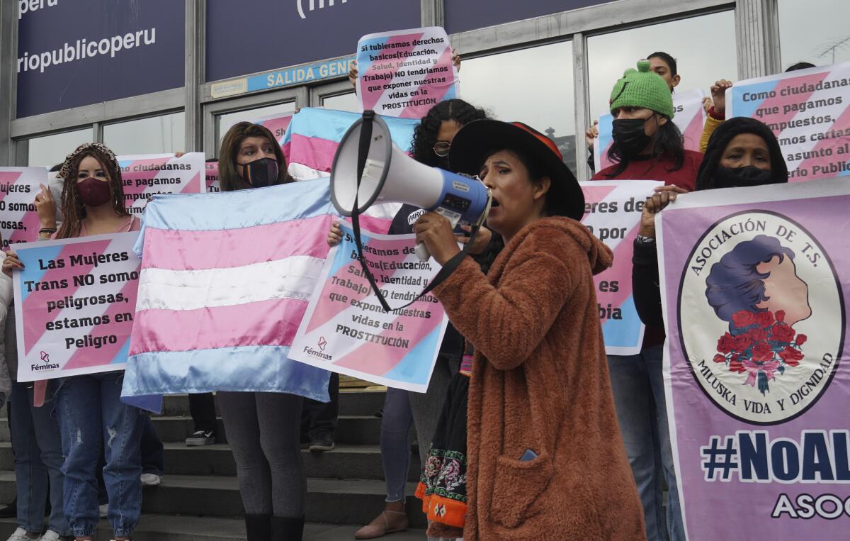 Gahela Cari, activista por los derechos de los transgénero, encabeza una protesta junto a docenas de trabajadoras sexuales