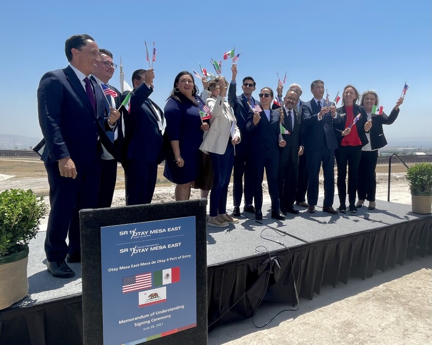 Funcionarios de México y California, incluido el alcalde de San Diego, Todd Gloria (extremo izquierdo), en la ceremonia de firma en Ote Mesa.