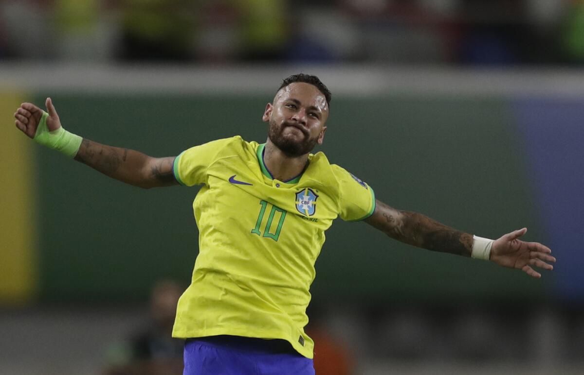 Neymar festeja tras anotar el quinto gol de Brasil 