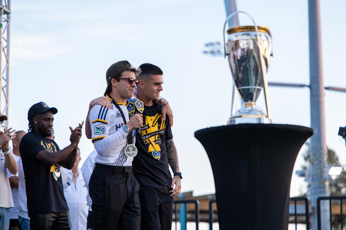 Riqui Puig (iza) abraza a su compañero Gabriel Pec en la celebración del sexto título alcanzado por el LA Galaxy.