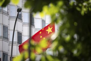 En esta imagen de archivo, una bandera de China ondea delante de la embajada del país en Berlín, Alemania, el 22 de abril de 2024. (Hannes P. Albert/dpa vía AP, archivo)