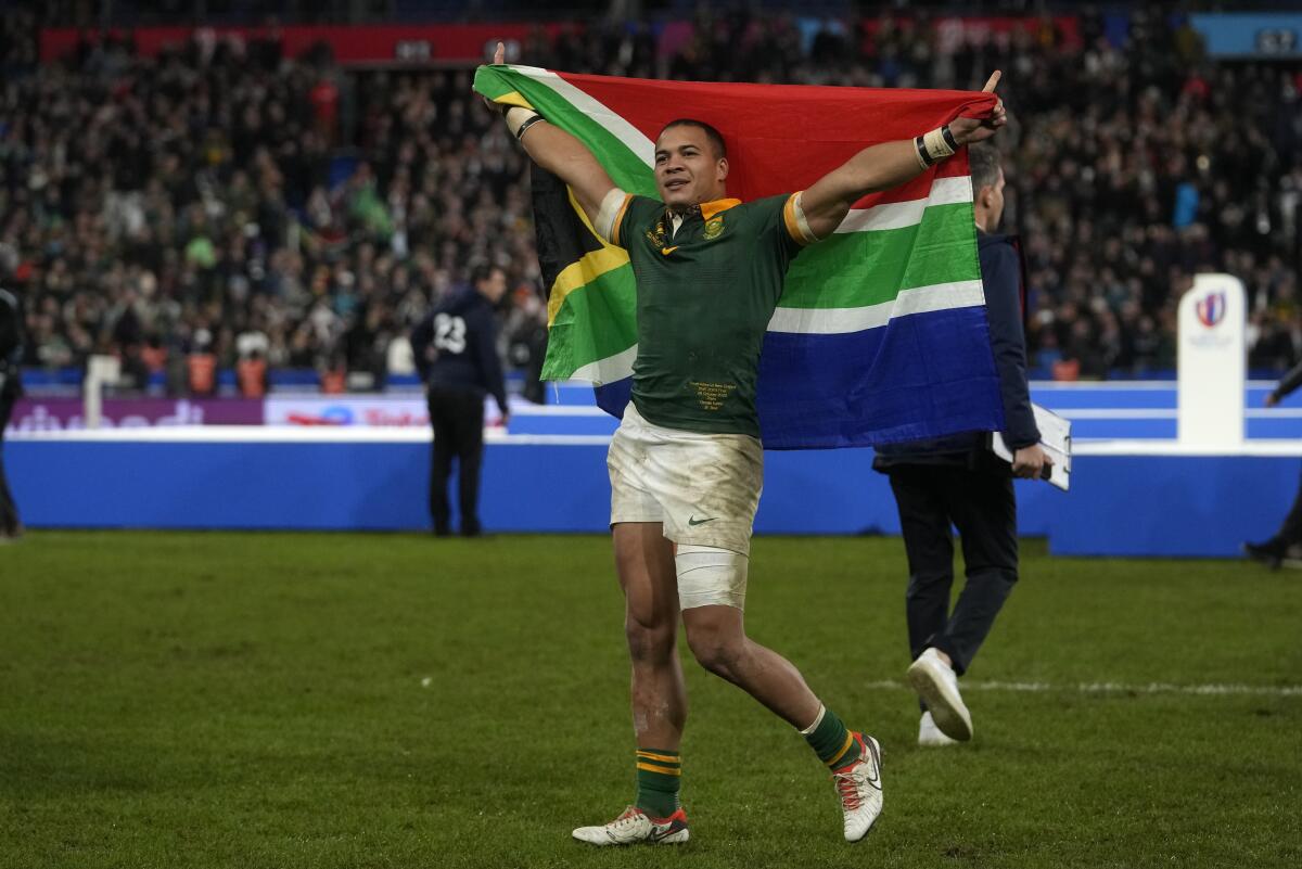 Cheslin Kolbe de Sudáfrica celebra tras vencer a Nueva Zelanda