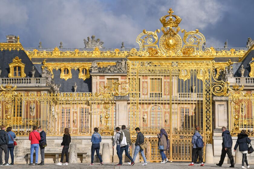 VERSAILLES, FRANCE - JUNE 06: A queue outside one of the entrances to Chateau de Versailles as the palace is reopened to the public since its closure on March 13, 2020 due to Covid-19 on June 06, 2020 in Versailles, France. The coronavirus (COVID-19) pandemic has spread to many countries across the world, claiming over 350,000 lives and infecting over 5.7 million people. (Photo by Pascal Le Segretain/Getty Images)