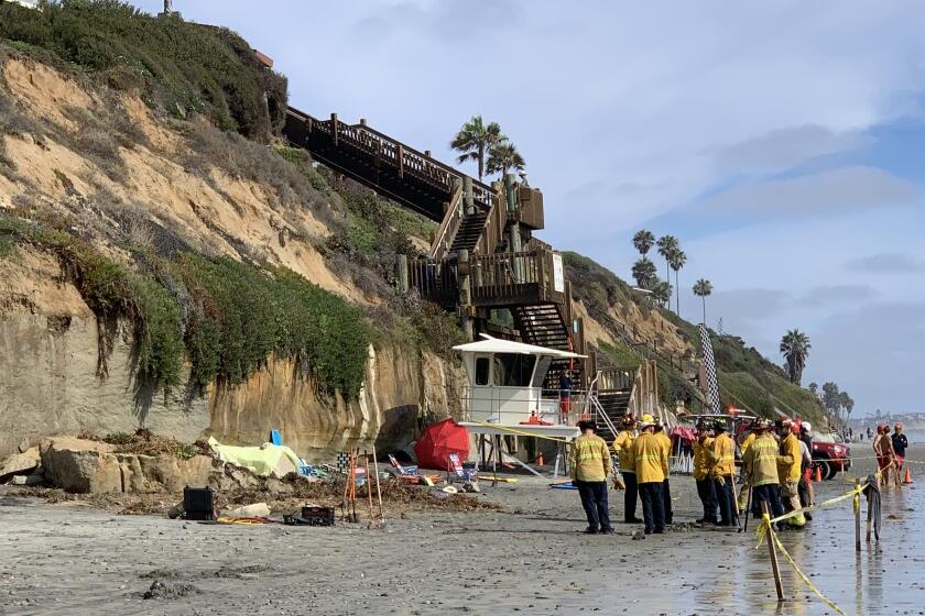 Una persona ha muerto, y tres han sido heridos en el colapso del acantilado de Encinitas el viernes por la tarde (Hayne Palmour / The San Diego Union-Tribune).