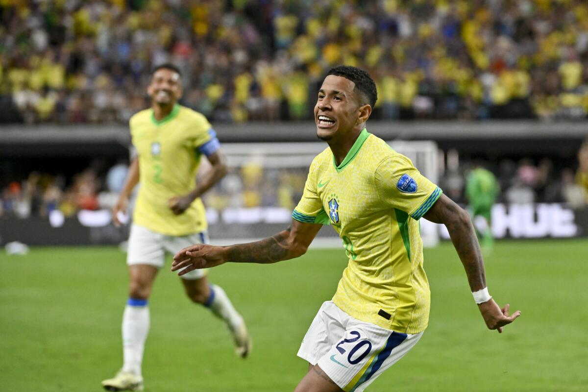 ARCHIVO - Foto del 28 de junio del 2024, el brasileño Savinho celebra tras anotar el segundo gol 