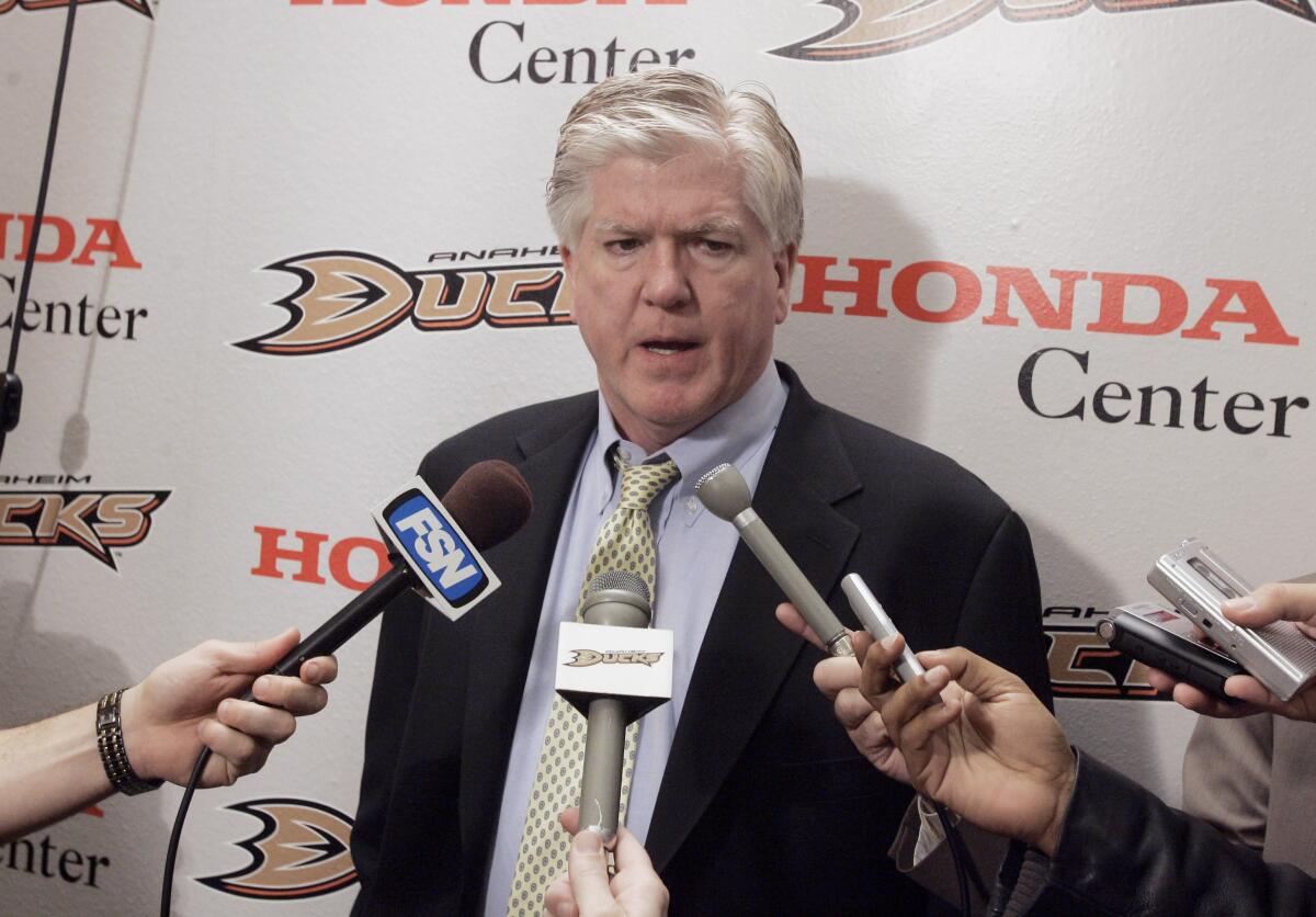 Ducks'ın genel menajeri Brian Burke, 2007'de medyaya konuşuyor.