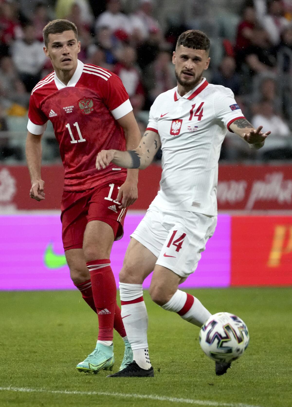 Roman Zobnin de Rusia y el polaco Mateusz Klich pelean por el balón en el encuentro amistoso antes del Campeonato Europeo el martes 1 de junio del 2021. (AP Photo/Czarek Sokolowski)
