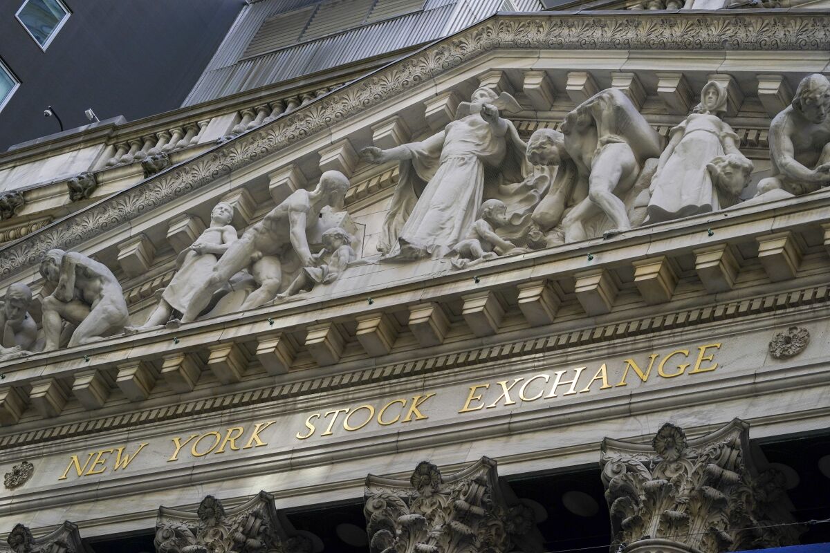 En esta imagen del 27 de septiembre de 2022 se ve el edificio de la Bolsa de Valores en el distrito financiero de Nueva York. (AP Foto/Mary Altaffer)