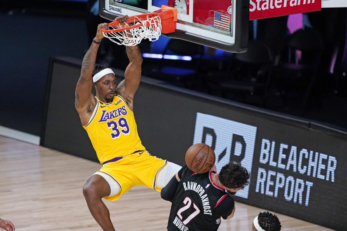 Dwight Howard (39), de los Lakers, anota de volcada frente a Jusuf Nurkic, de los Trail Blazers.