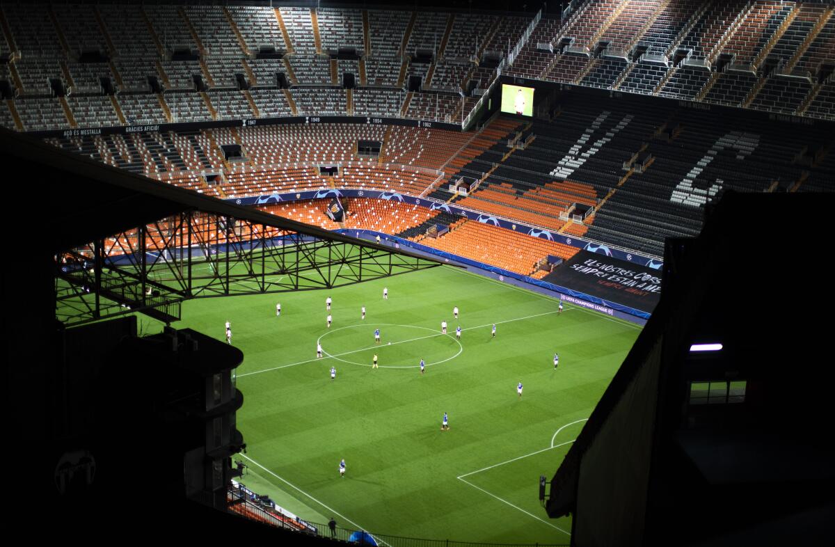 En imagen de archivo del martes 10 de marzo de 2020, el partido de vuelta entre Valencia y Atalanta, por los octavos de final de la Liga de Campeones, se juega a puerta cerrada en el estadio Mestalla de Valencia, España.