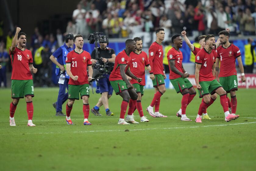 Los jugadores de Portugal celebran durante la tanda de penaltis en un partido de octavos de final ante Eslovenia en la Eurocopa 2024 en Frankfurt, Alemania, el lunes 1 de julio de 2024. (AP Foto/Ariel Schalit)