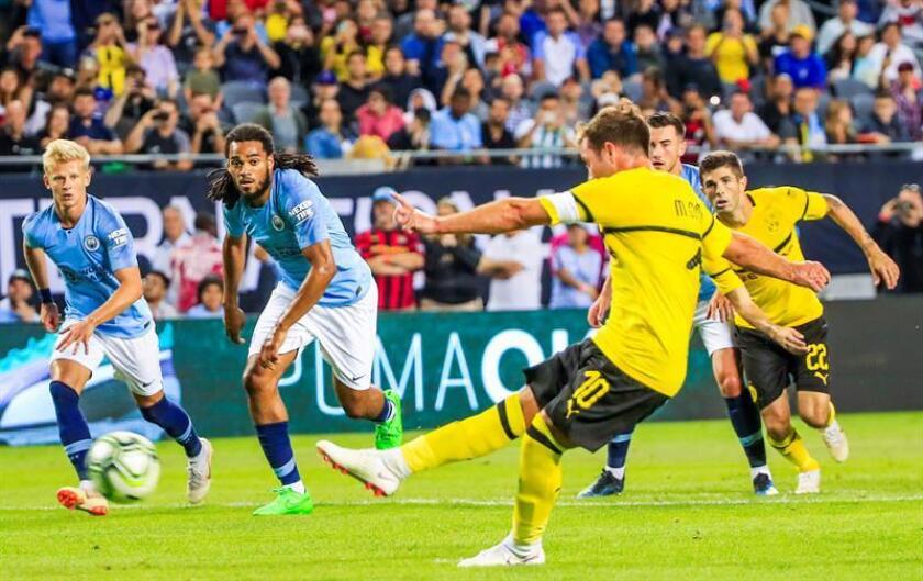 Mario Gotze, centrocampista del Borussia Dortmund alemán, fue registrado este viernes al patearle un penal al Manchester City inglés, durante un partido de la International Champions Cup, en el Soldier Field de Chicago (Illinois, EE.UU.). Gotze convirtió el disparo y fue el único gol del encuentro. EFE